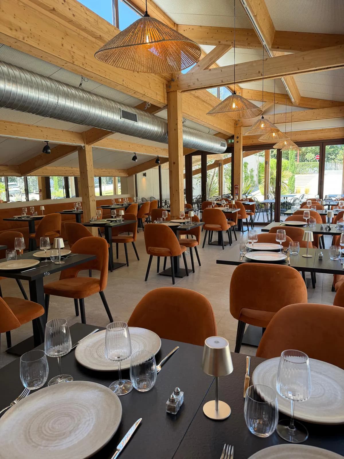Table dressée dans une salle lumineuse