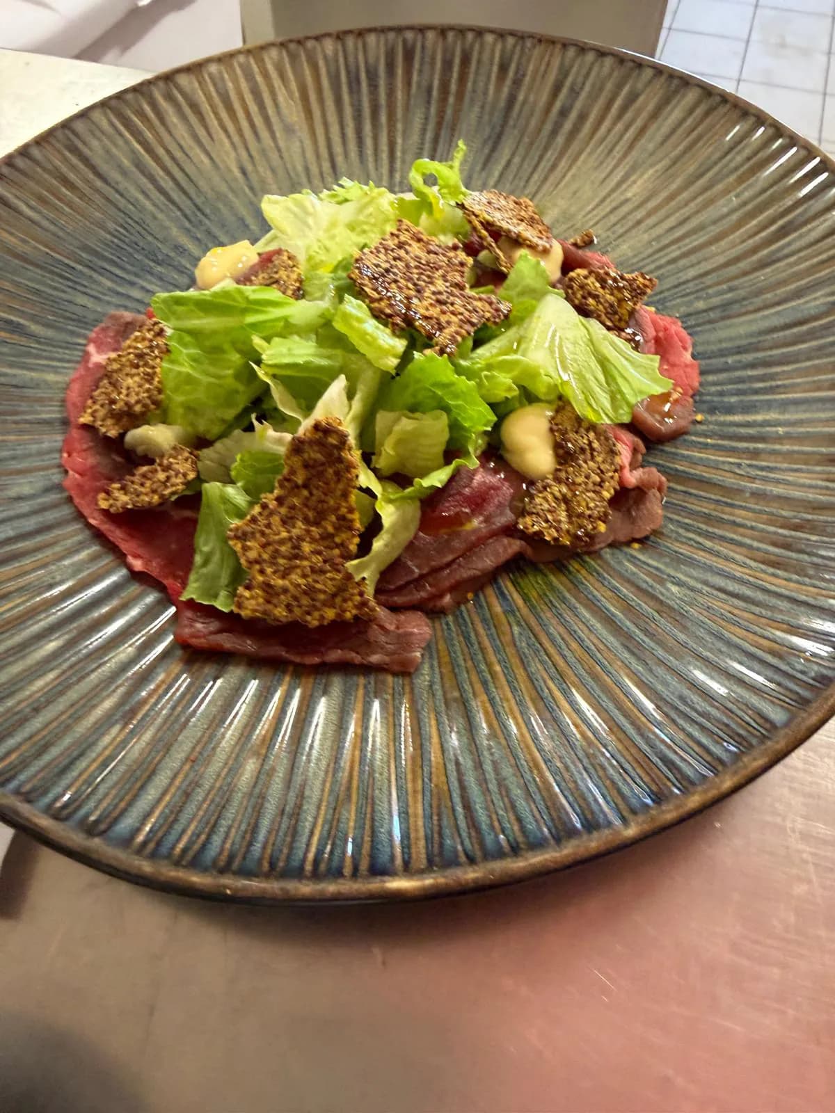 Assiette gastronomique dressée avec soin